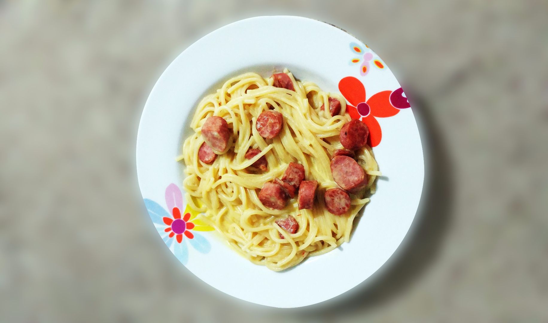 Macarrão ao molho de maracujá, pimenta e linguiça calabresa