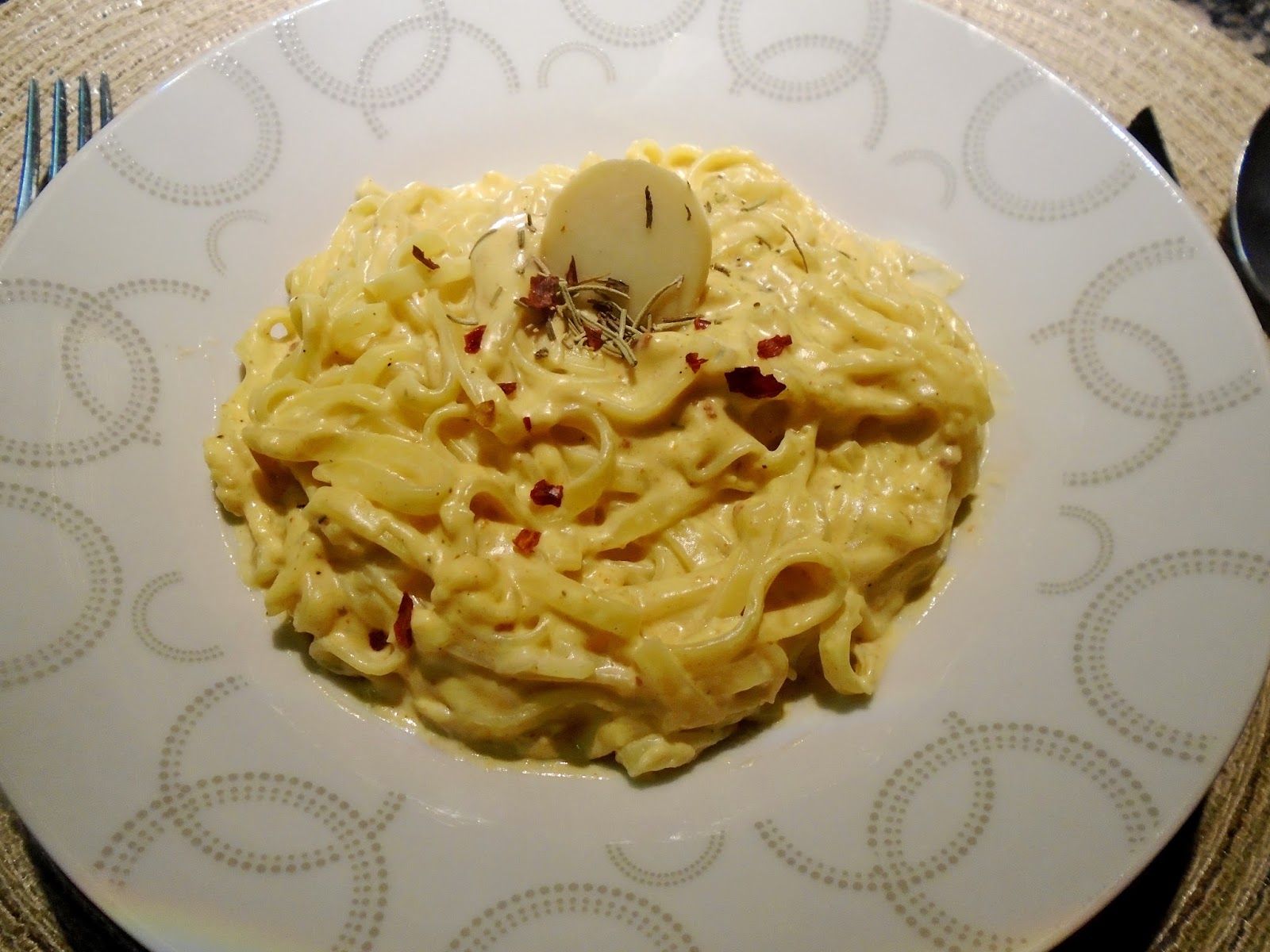 Macarrão ao molho de páprica doce, queijos e pimenta calabresa