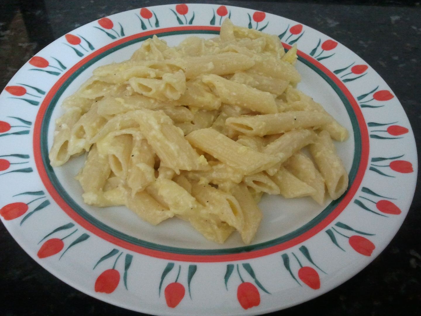 Macarrão ao queijo e ovos