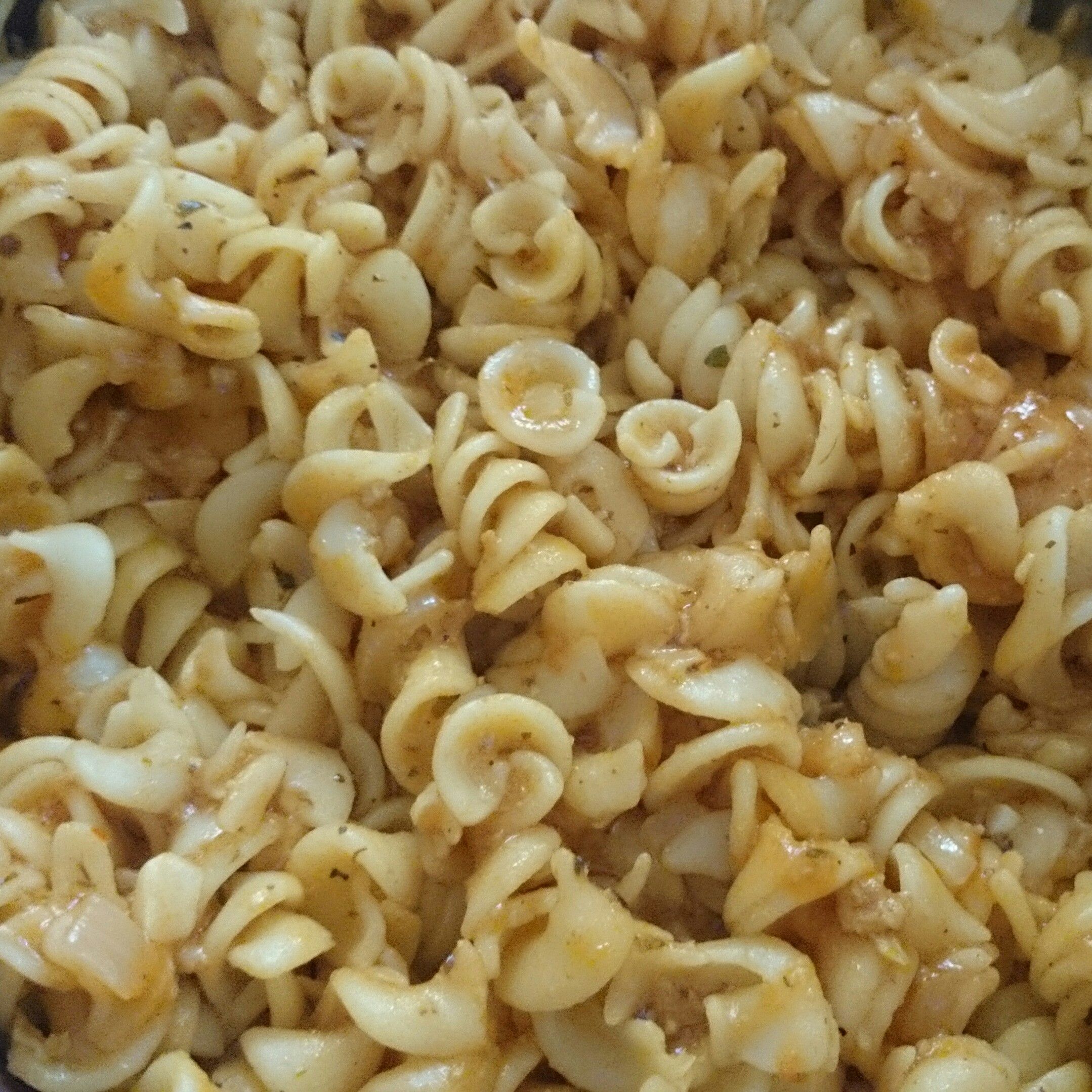 Macarrão com atum ao molho vermelho