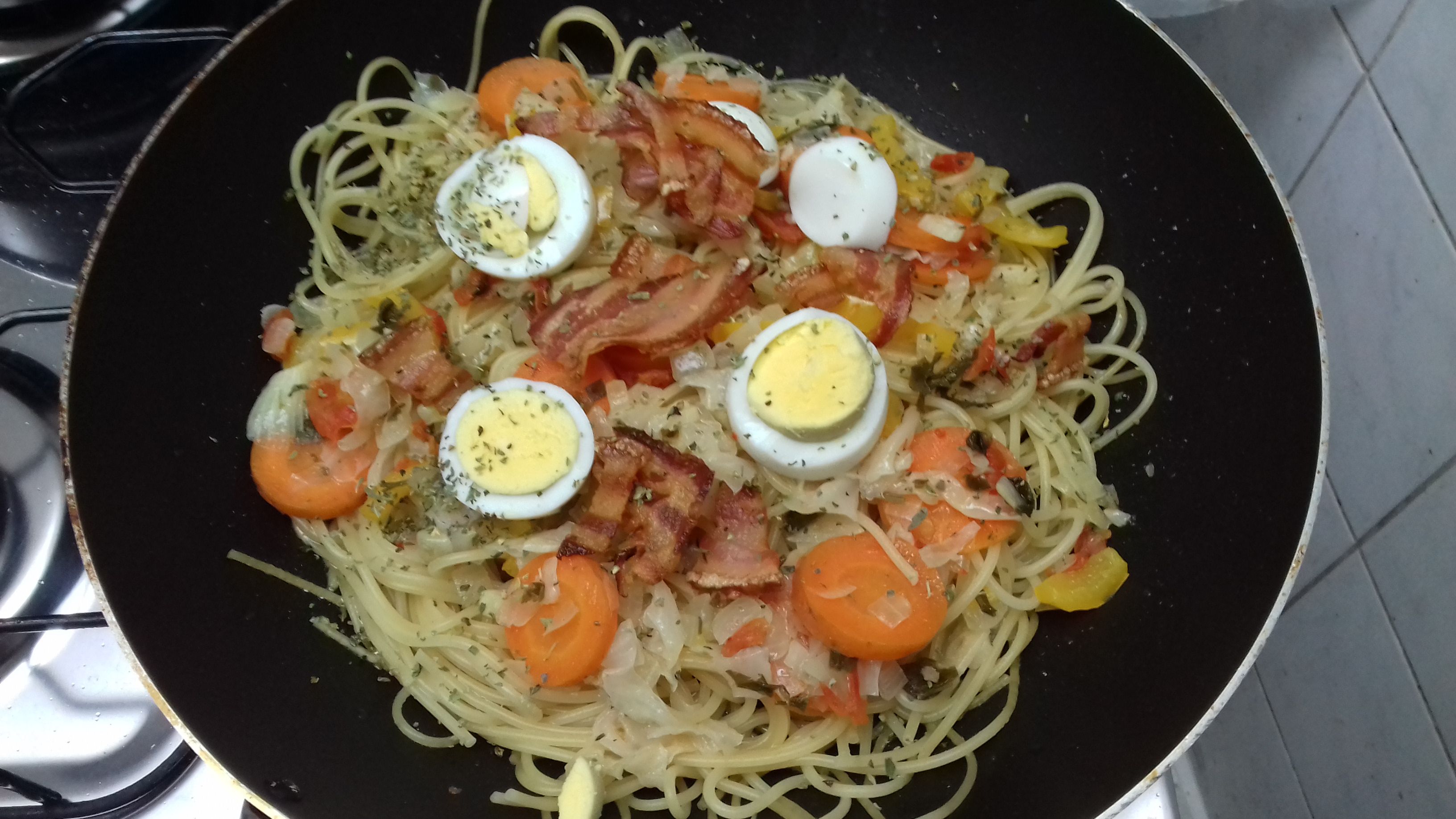 Macarrão com bacon, ovo e legumes