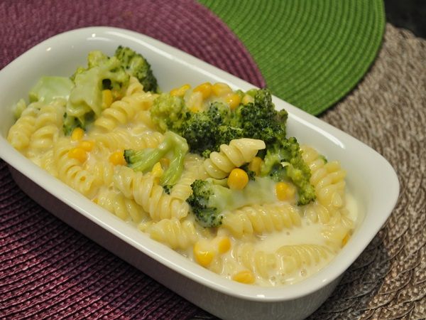 Macarrão com brócolis ao molho branco