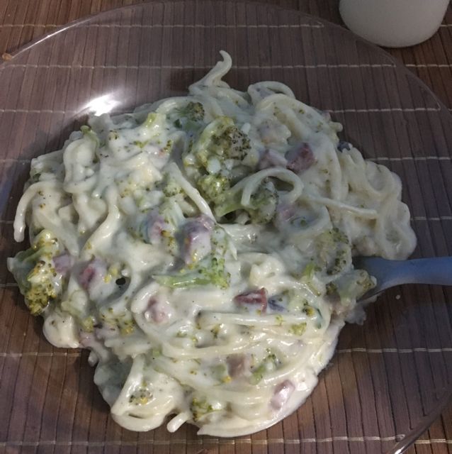 Macarrão com brócolis, bacon e molho branco