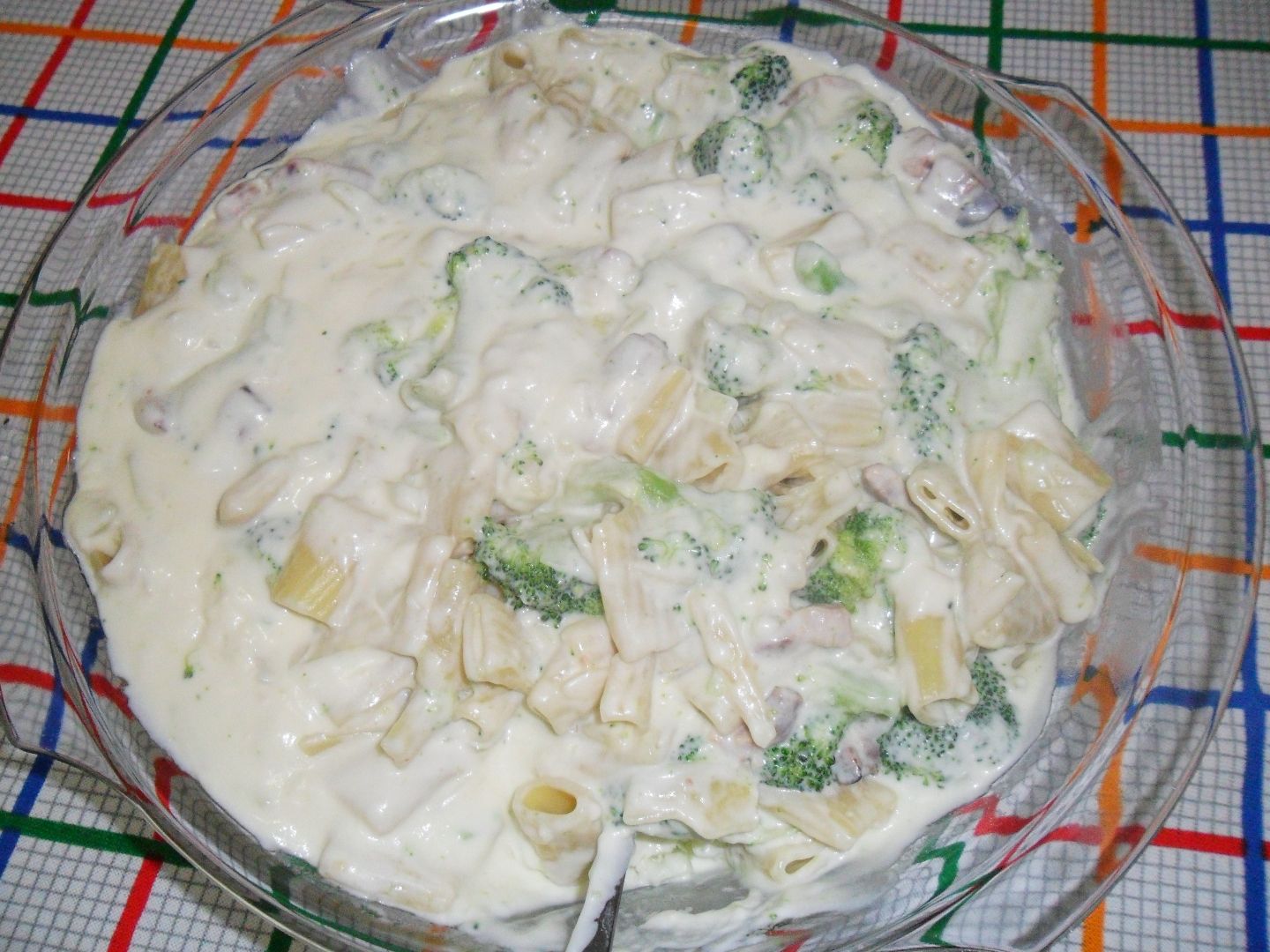 Macarrão com brócolis e creme branco