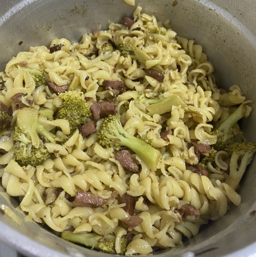 Macarrão com brócolis, linguiça e bacon