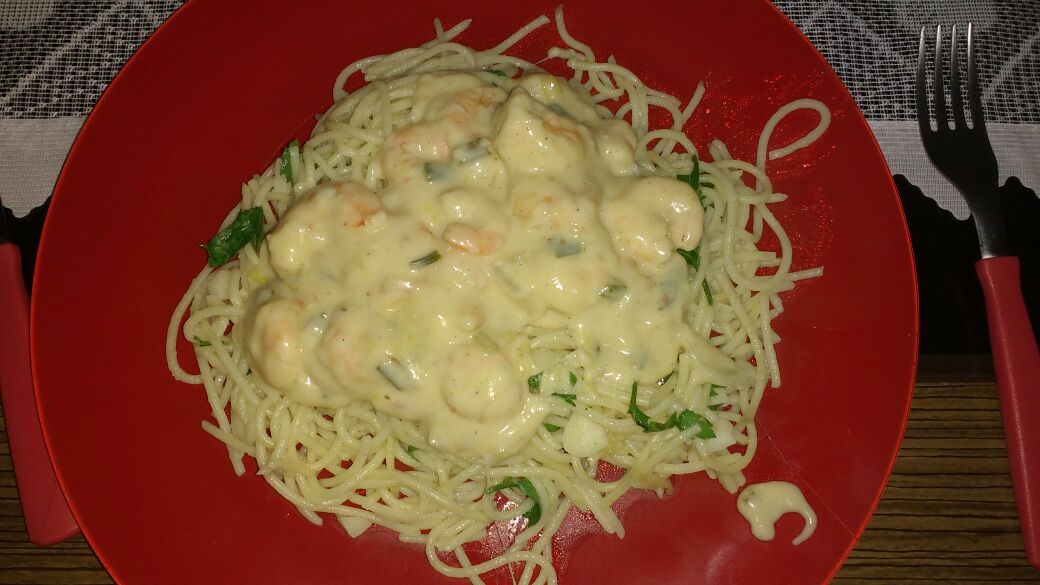 Macarrão com camarão ao creme de queijo