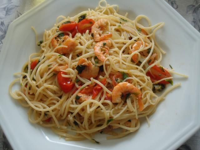 Macarrão com camarões, tomatinhos e manjericão