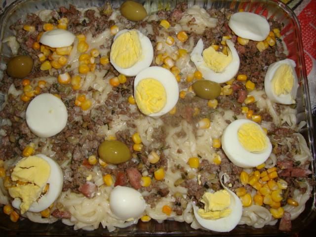 Macarrão com carne moída e molho quatro queijos