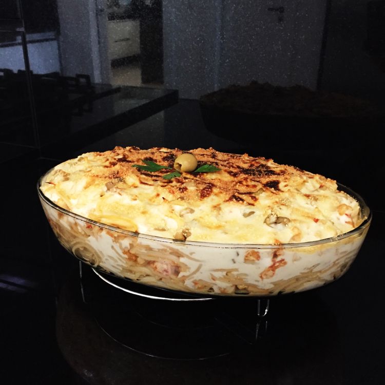 Macarrão com frango ao molho branco gratinado