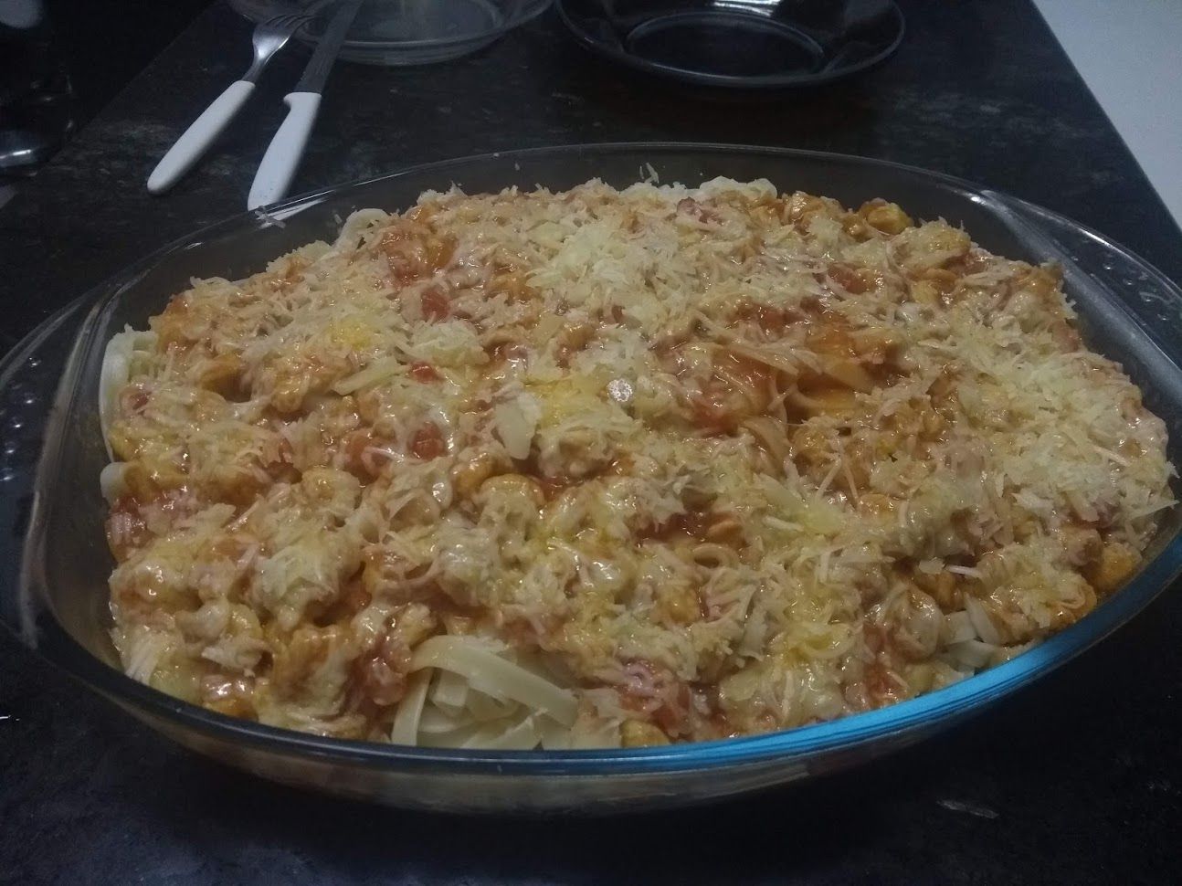 Macarrão com frango desfiado e queijos