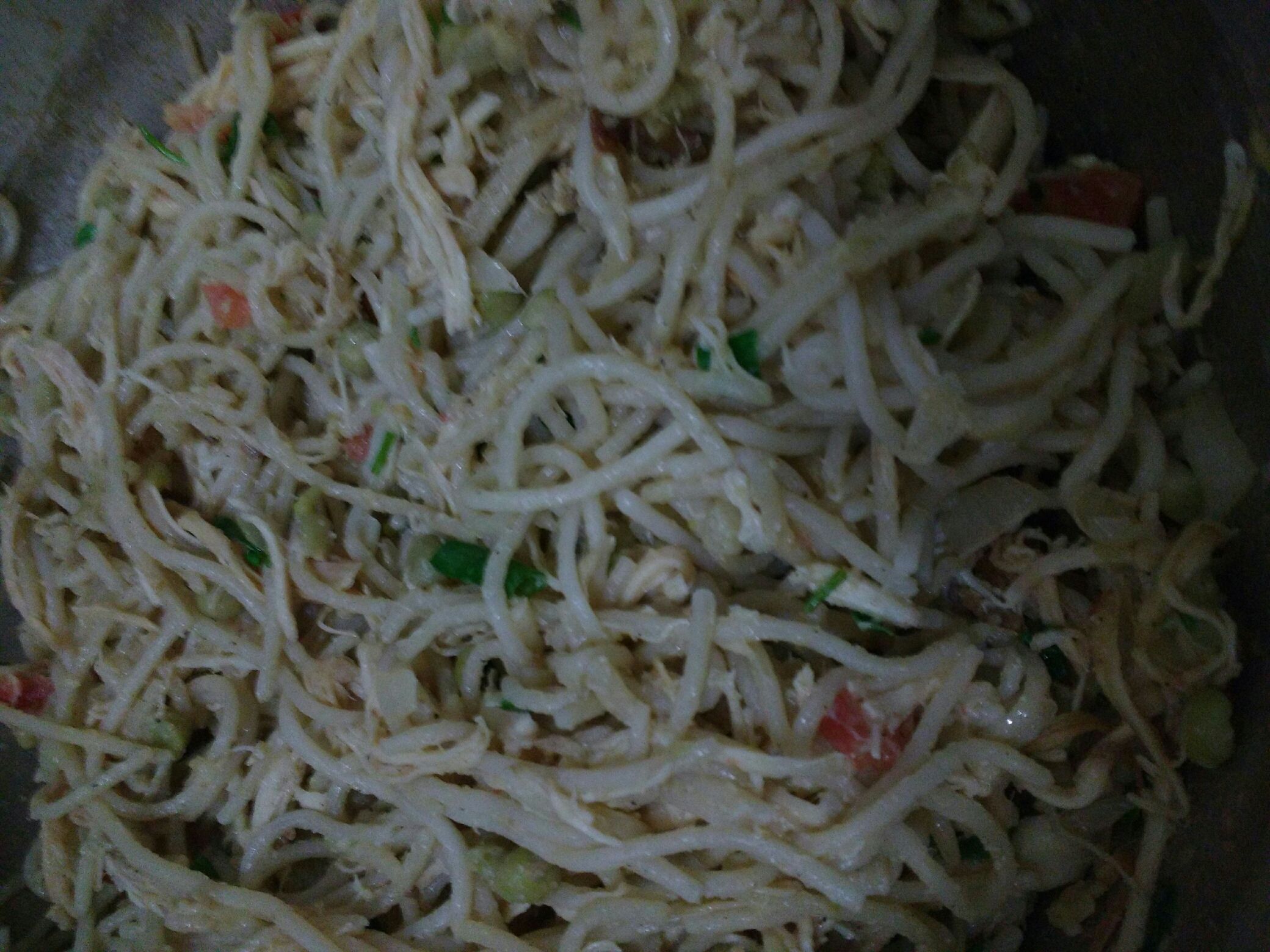 Macarrão com frango e ervilhas