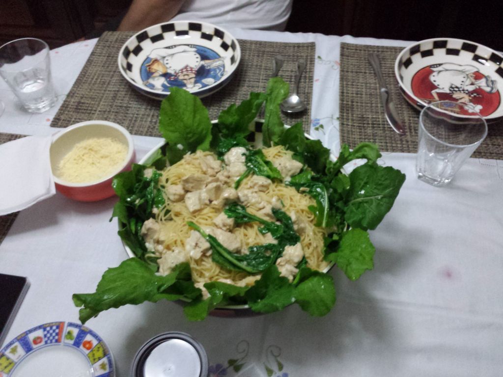 Macarrão com frango e rúcula