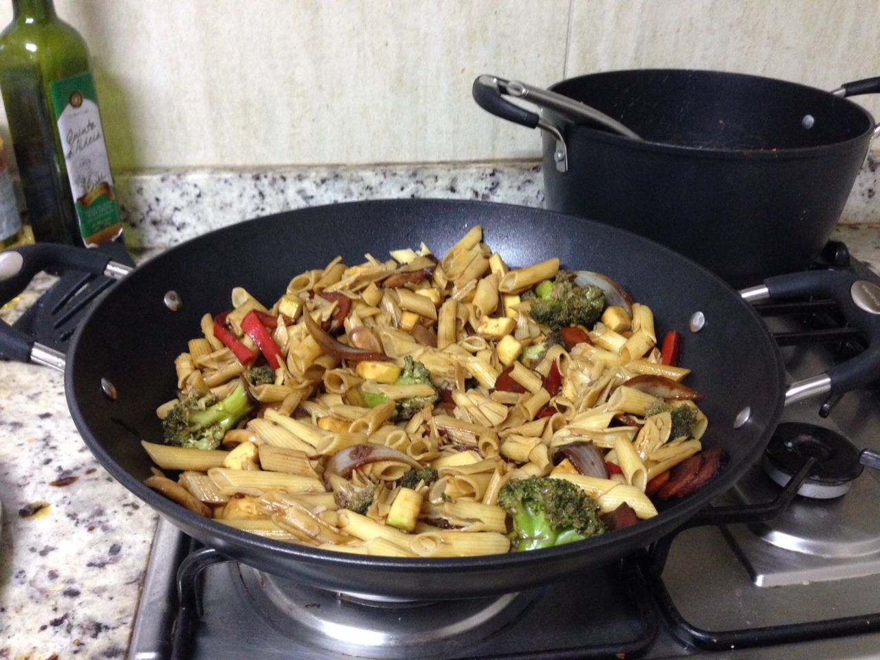 Macarrão com legumes ao shoyu na wok