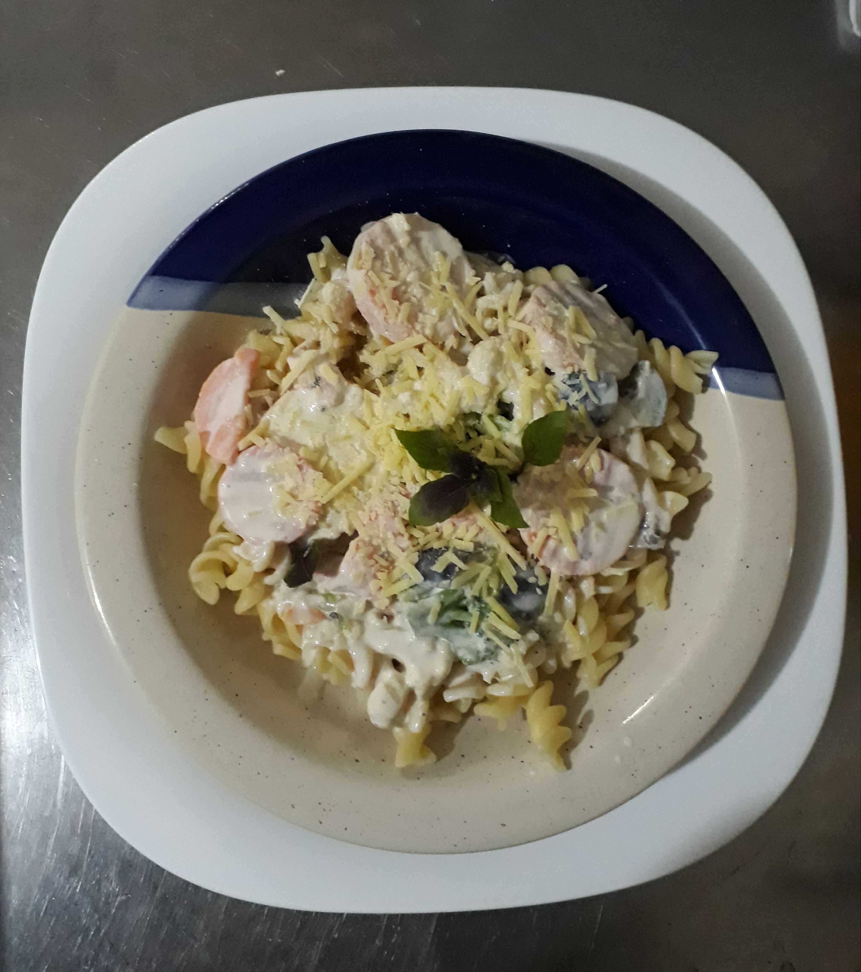 Macarrão com legumes e molho branco