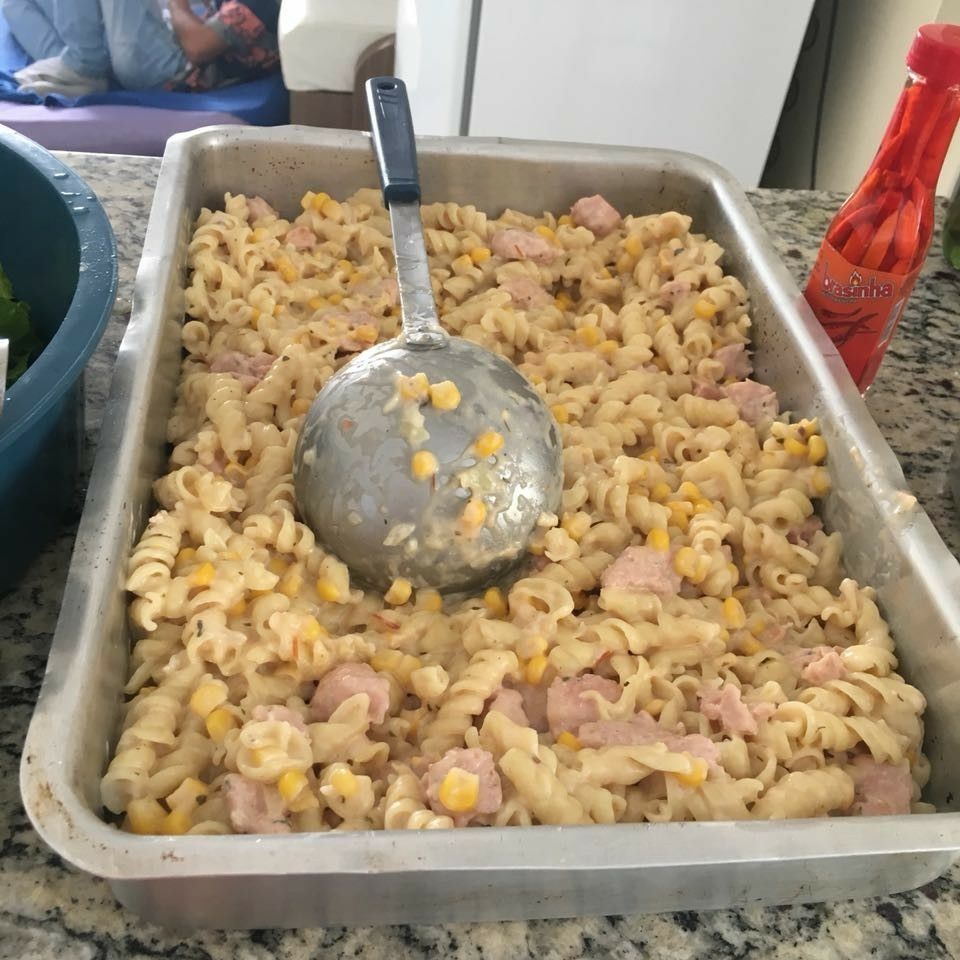 Macarrão com linguiça ao molho de requeijão