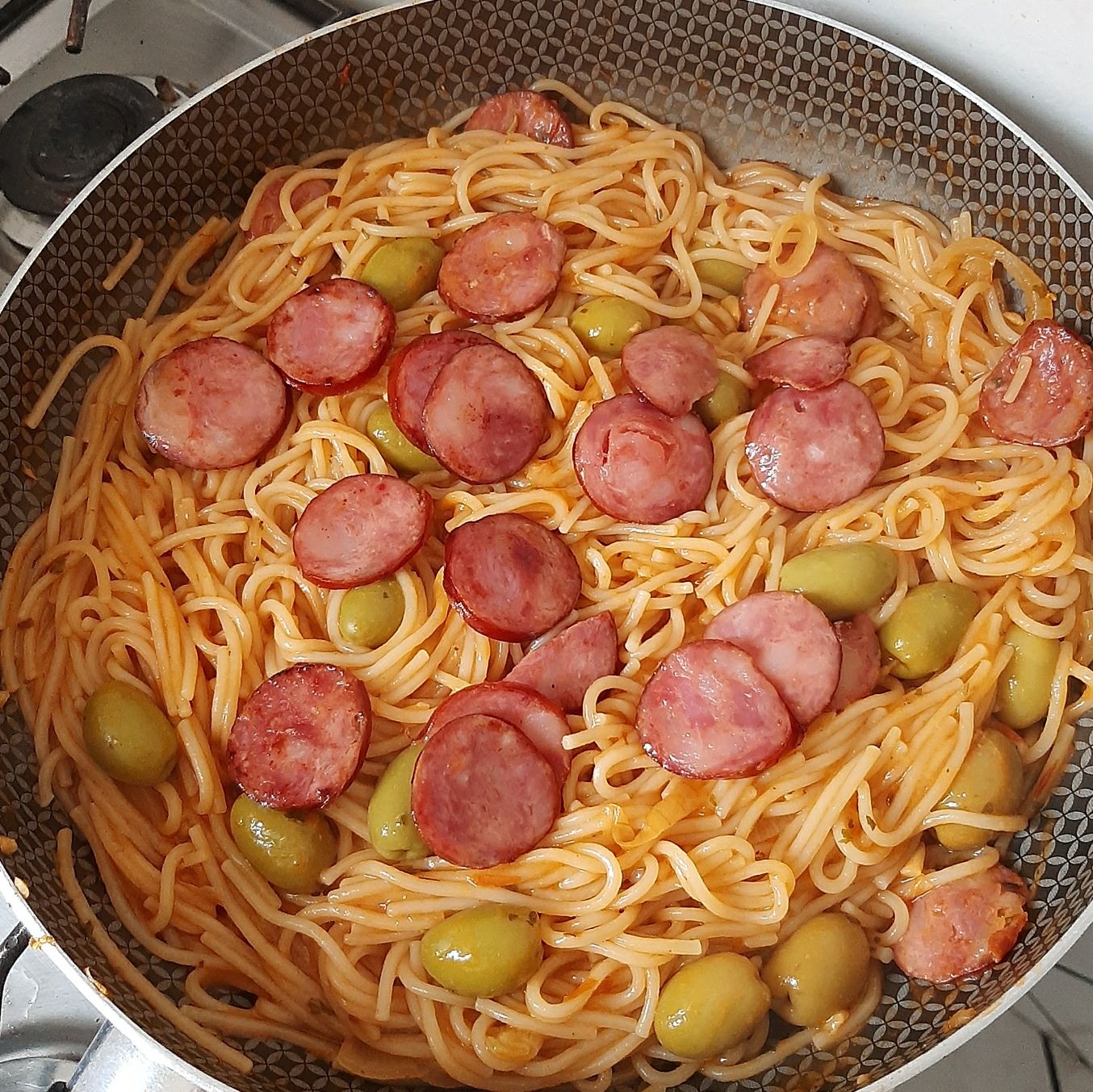 Macarrão com linguiça calabresa fresca