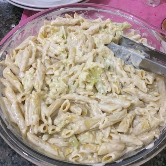 Macarrão com molho branco e couve-flor