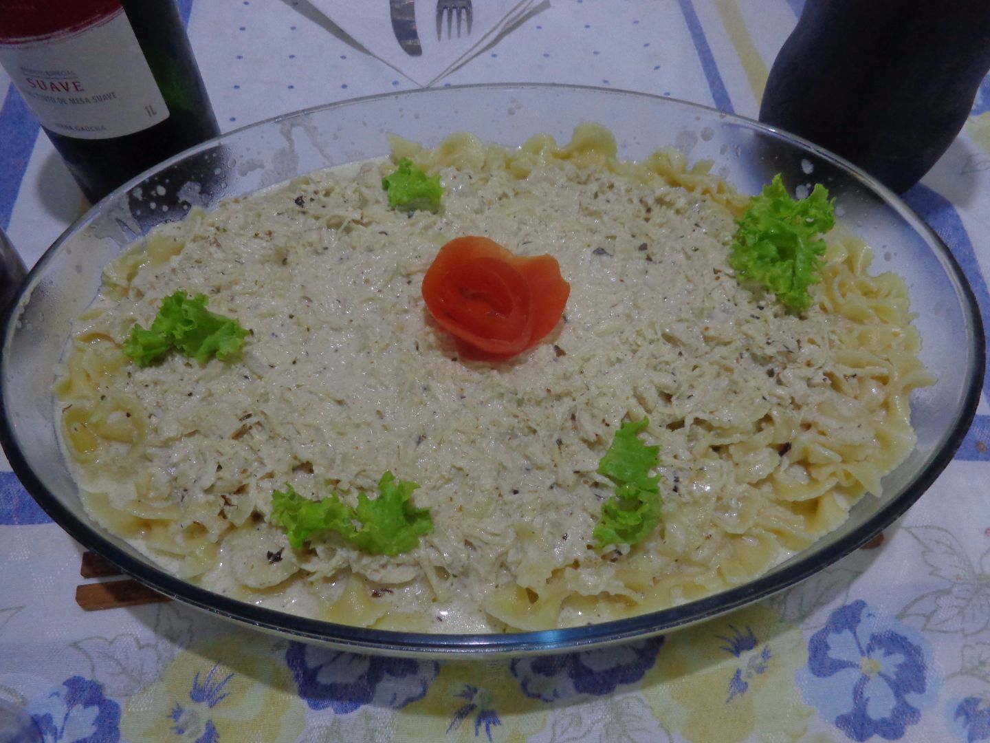 Macarrão com molho branco e frango desfiado