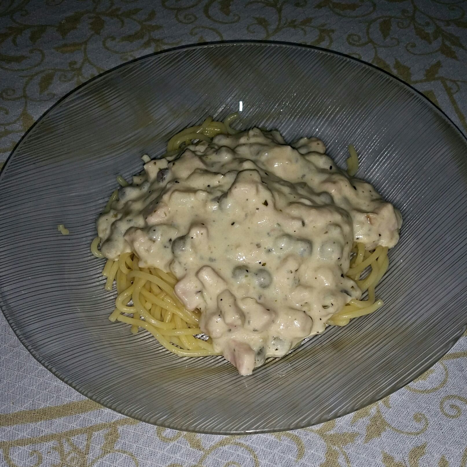 Macarrão com molho branco e peito de peru