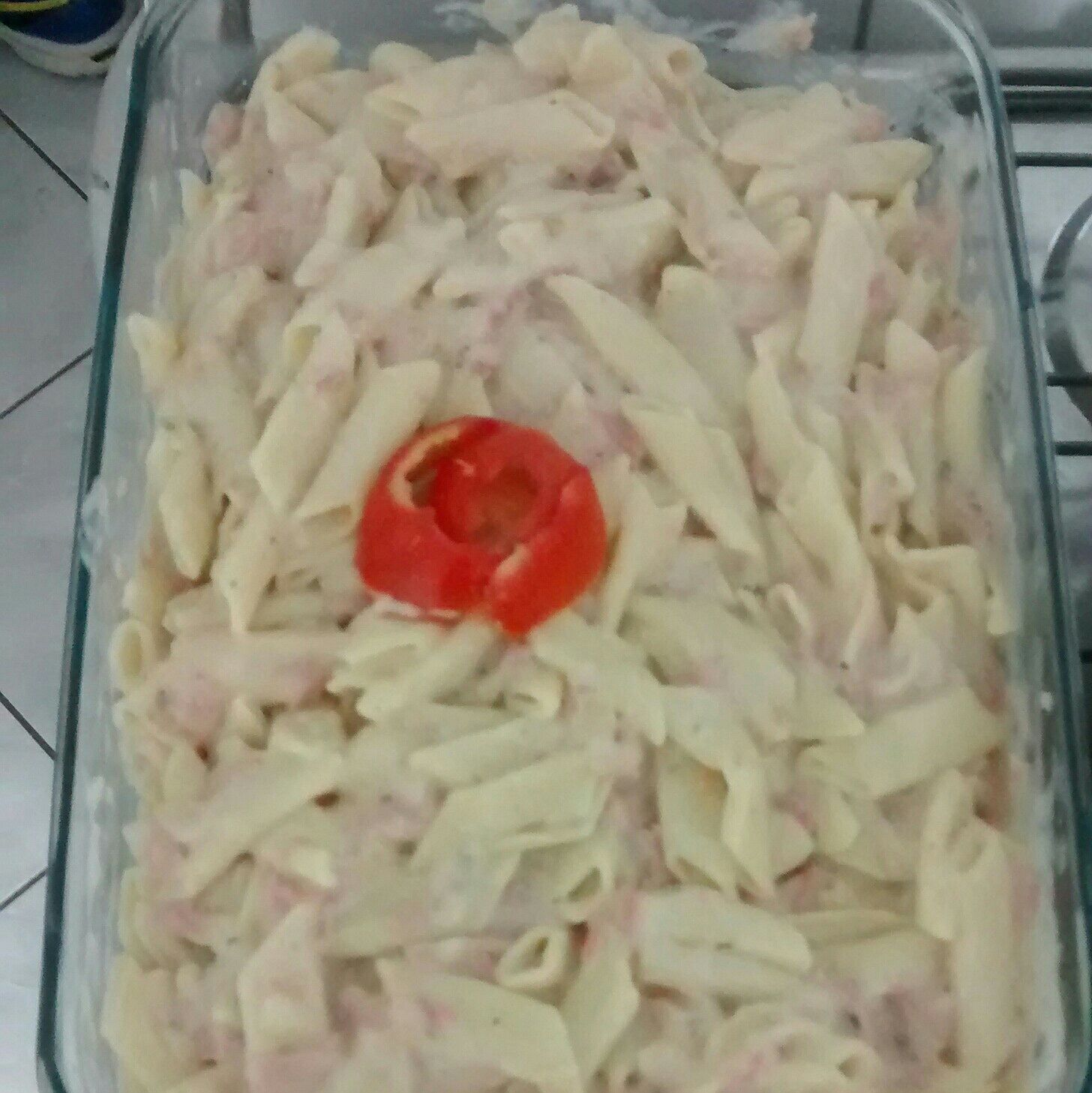 Macarrão com molho branco e presunto