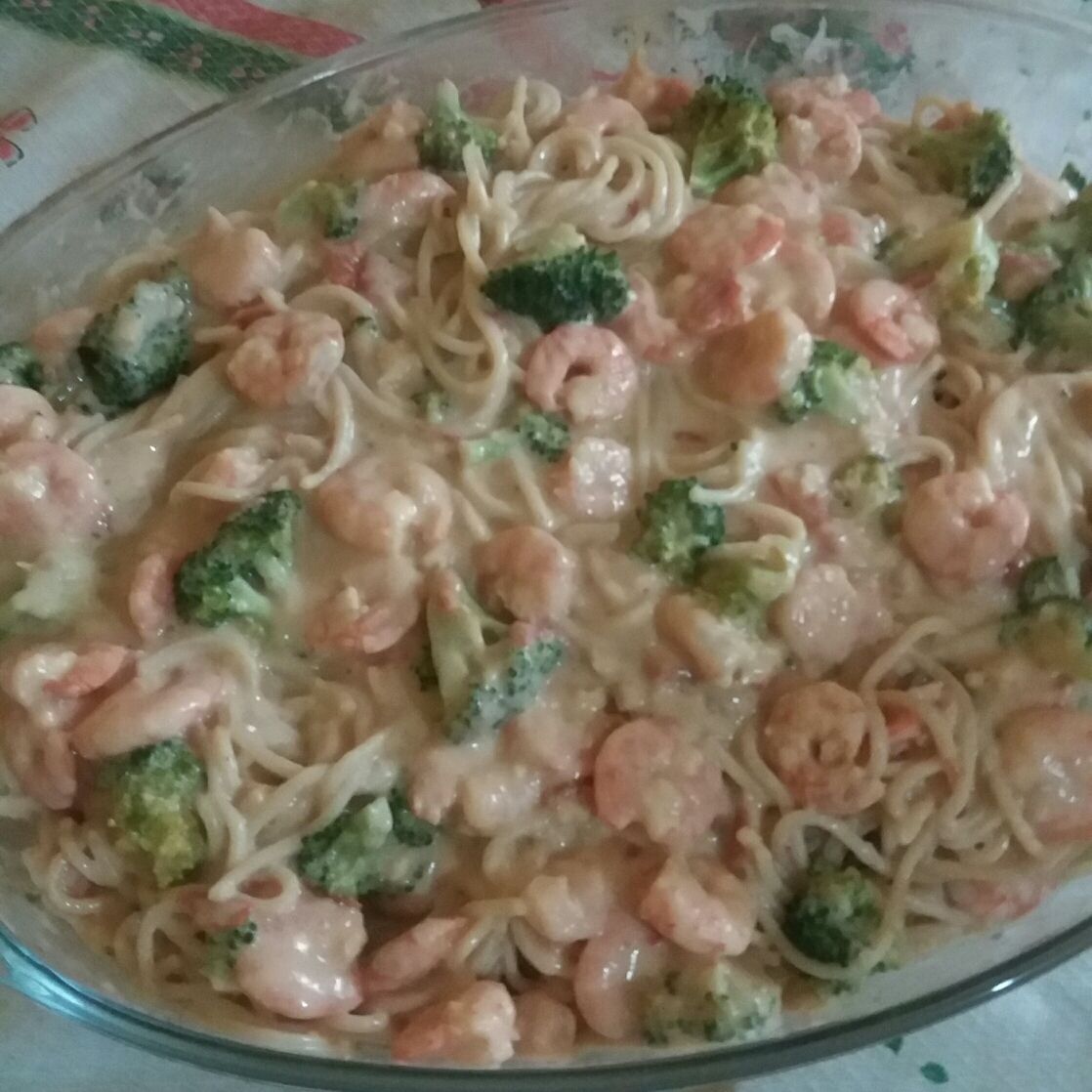 Macarrão com molho cremoso de camarão e brócolis