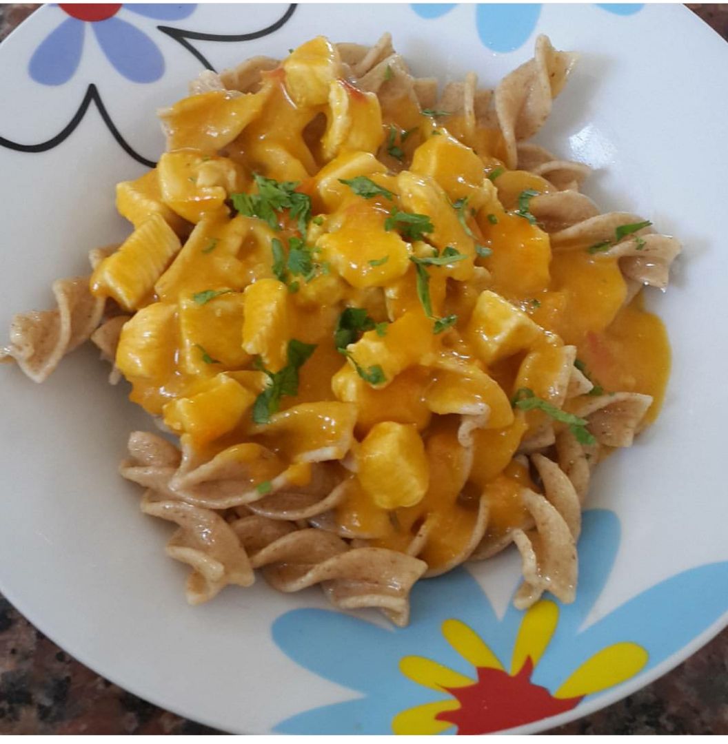 Macarrão com molho de abóbora e frango