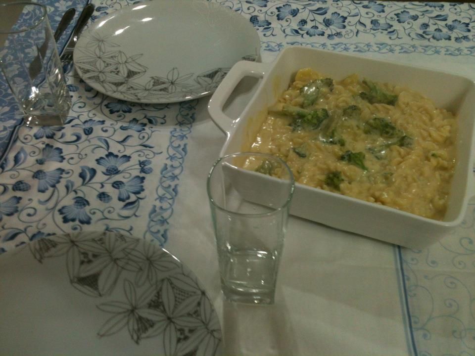 Macarrão com molho de queijo e brócolis