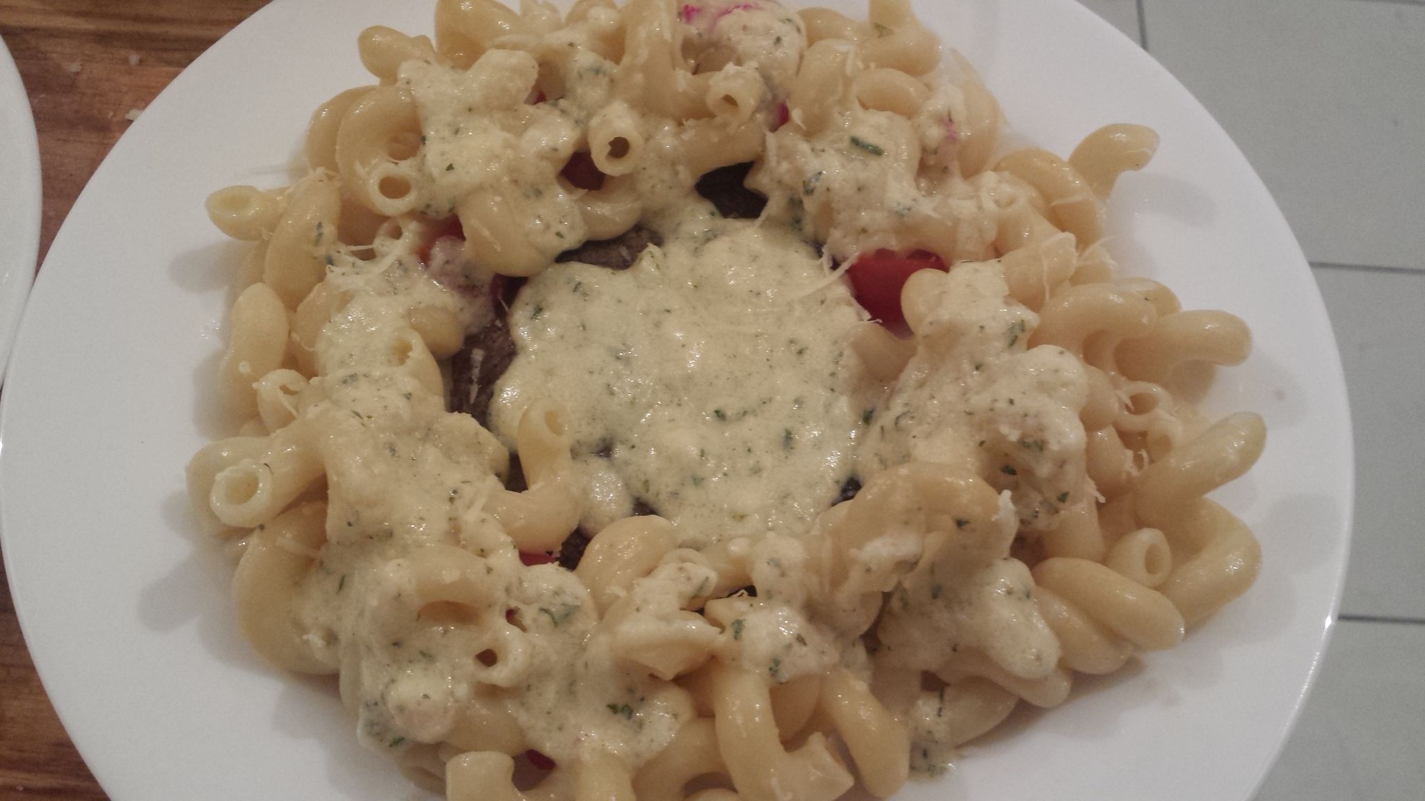 Macarrão com molho de queijo ouda na panela de pressão elétrica