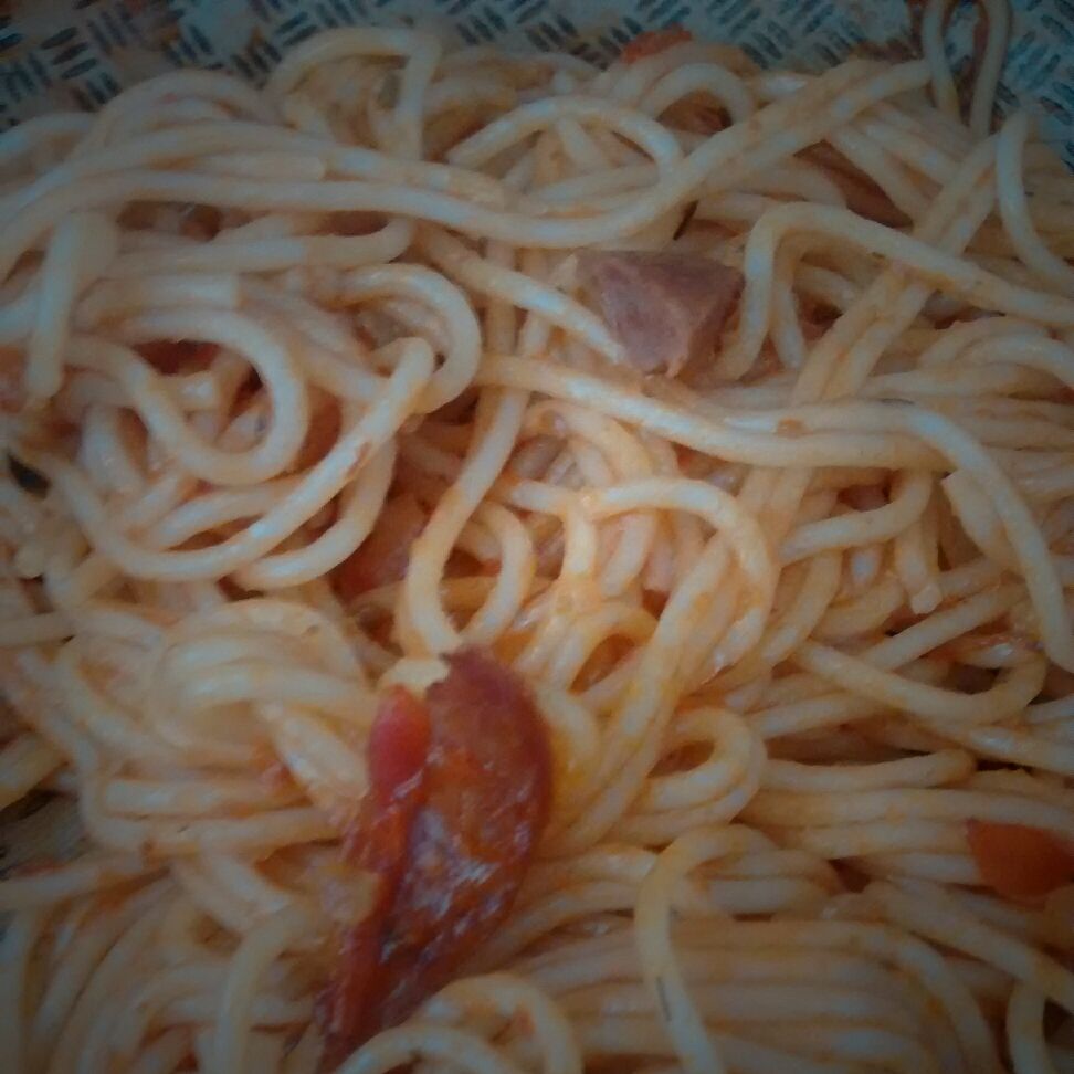 Macarrão com molho de tomate e calabresa