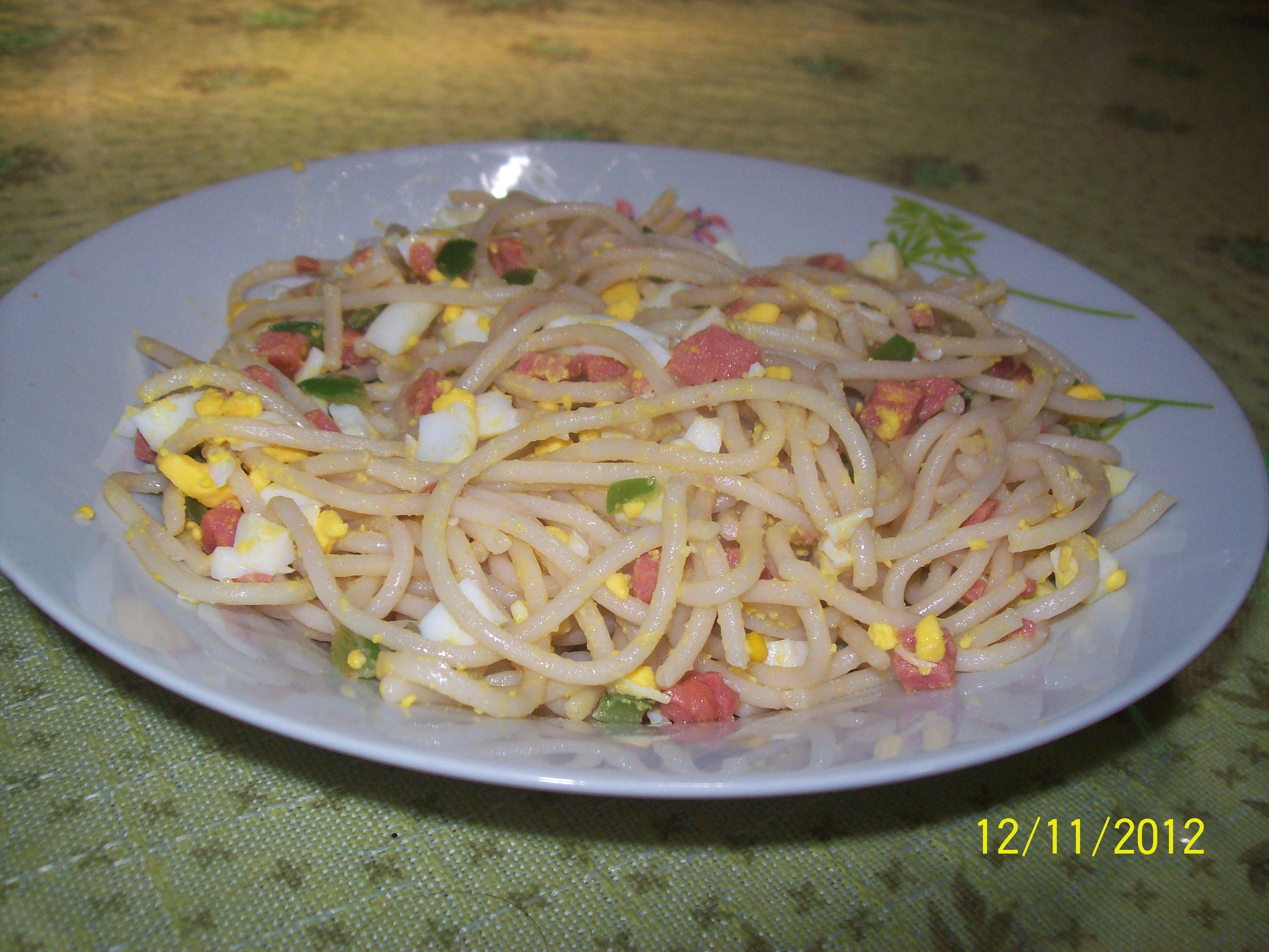 Macarrão com ovos cozidos