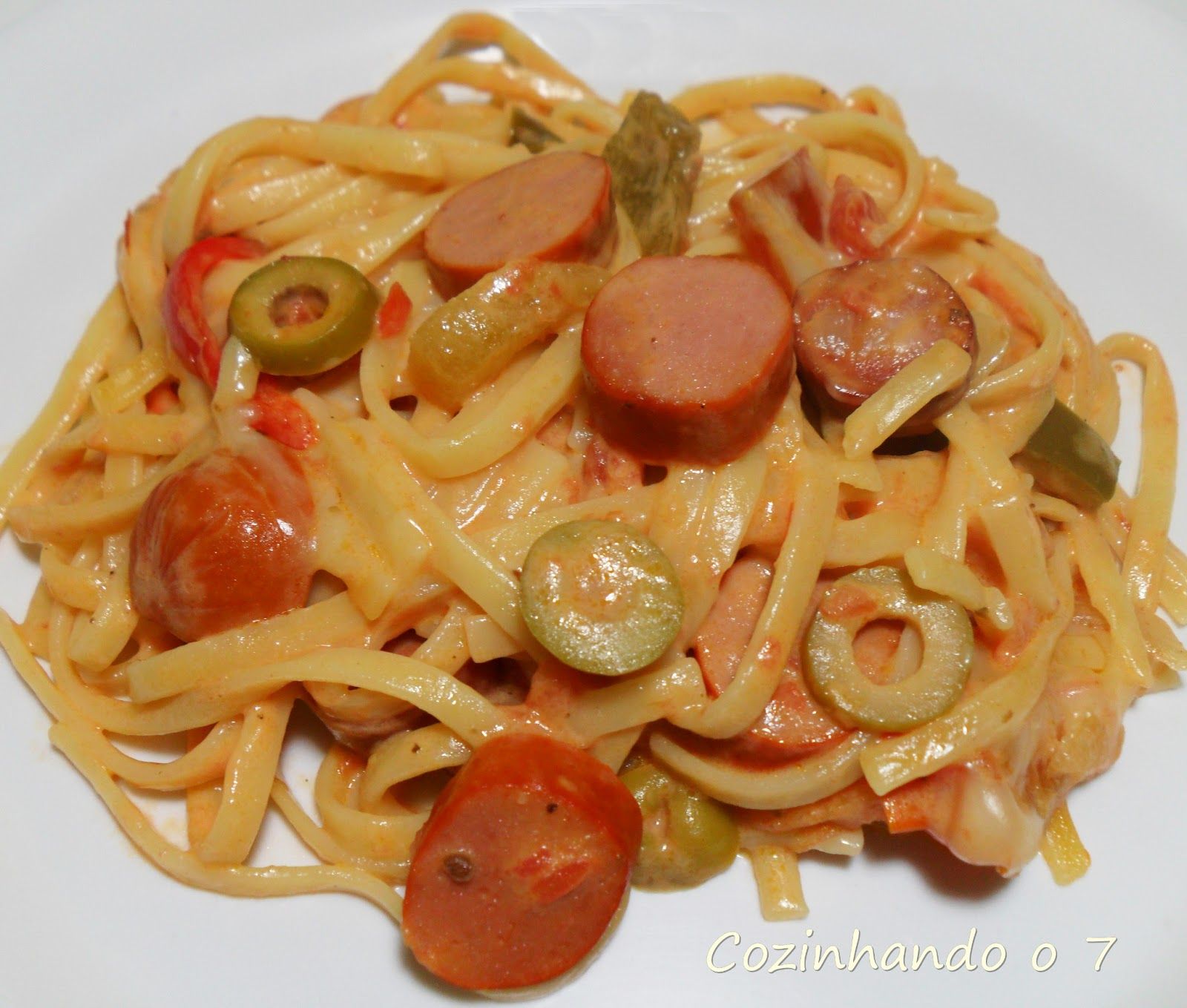 Macarrão com salsicha e queijo da Flávia