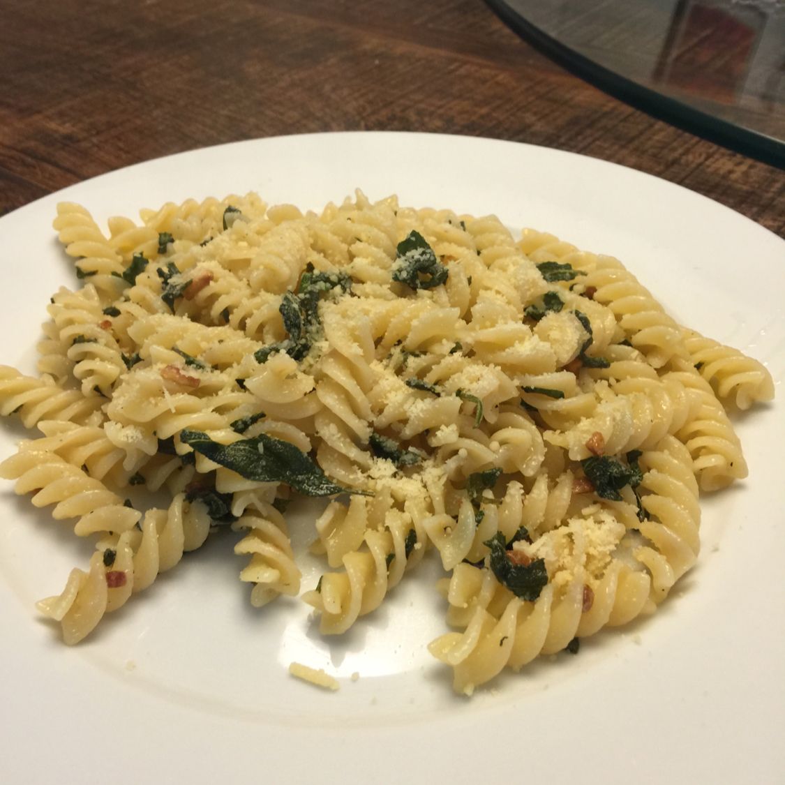 Macarrão com sálvia e parmesão