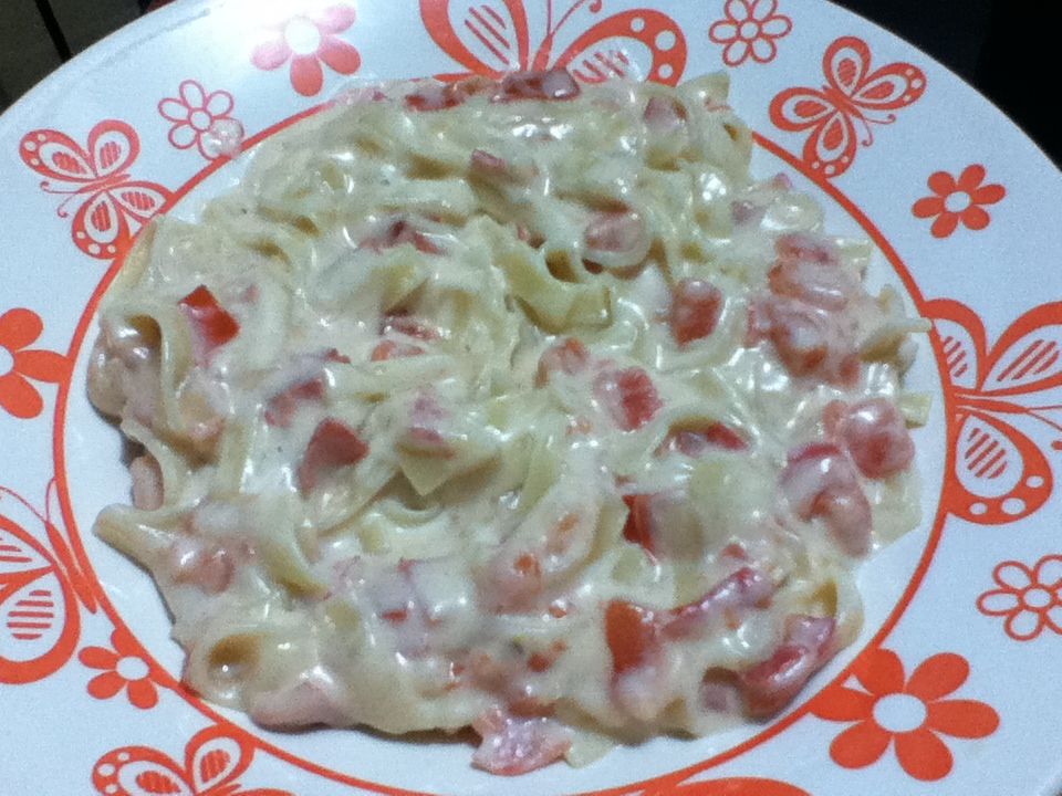 Macarrão cremoso com tomate