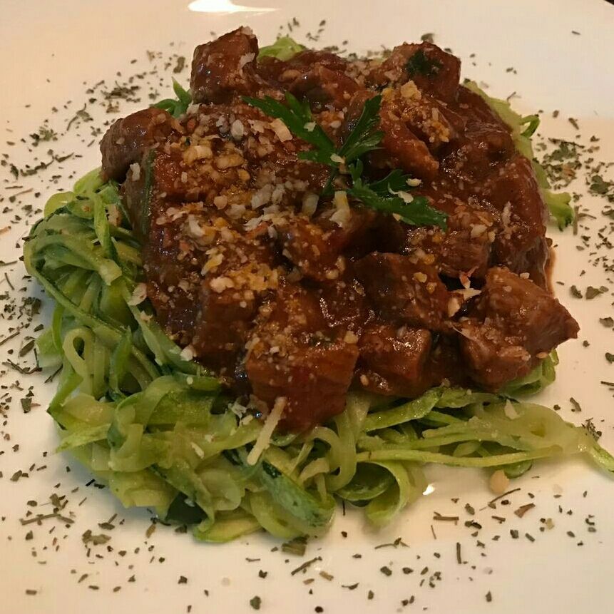 Macarrão de abobrinha com molho de carne bovina