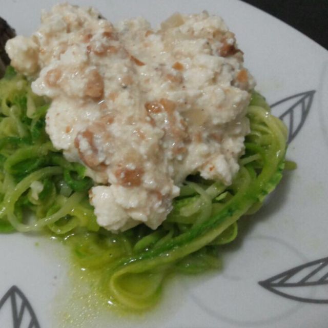 Macarrão de abobrinha com molho de ricota