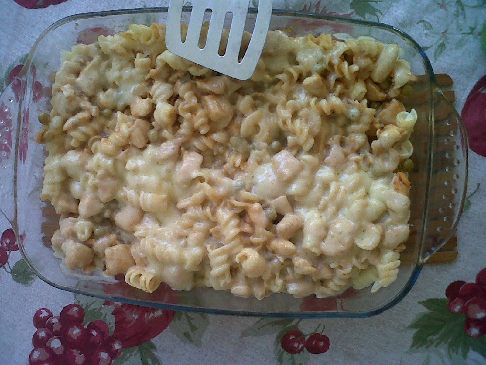 Macarrão de forno com frango, ervilha e queijo