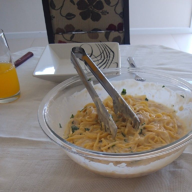 Macarrão fácil à carbonara com molho branco e majericão