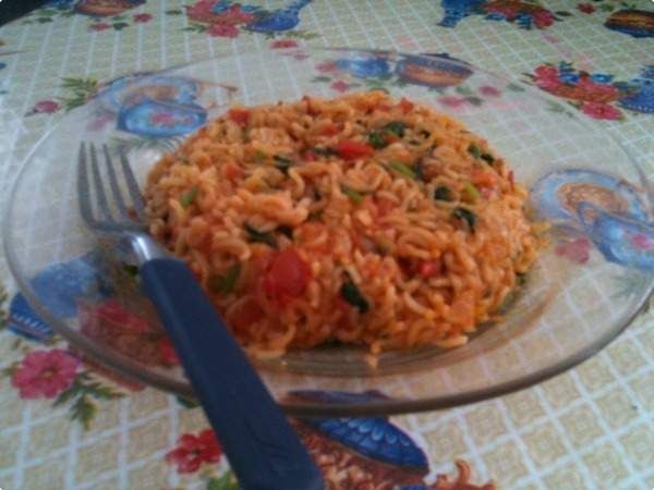 Macarrão instantâneo com tomate