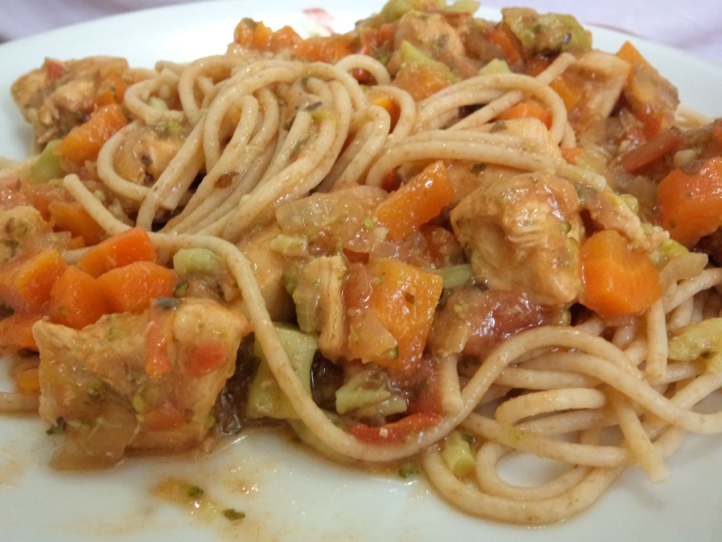 Macarrão integral ao molho de frango com legumes e biomassa de banana verde