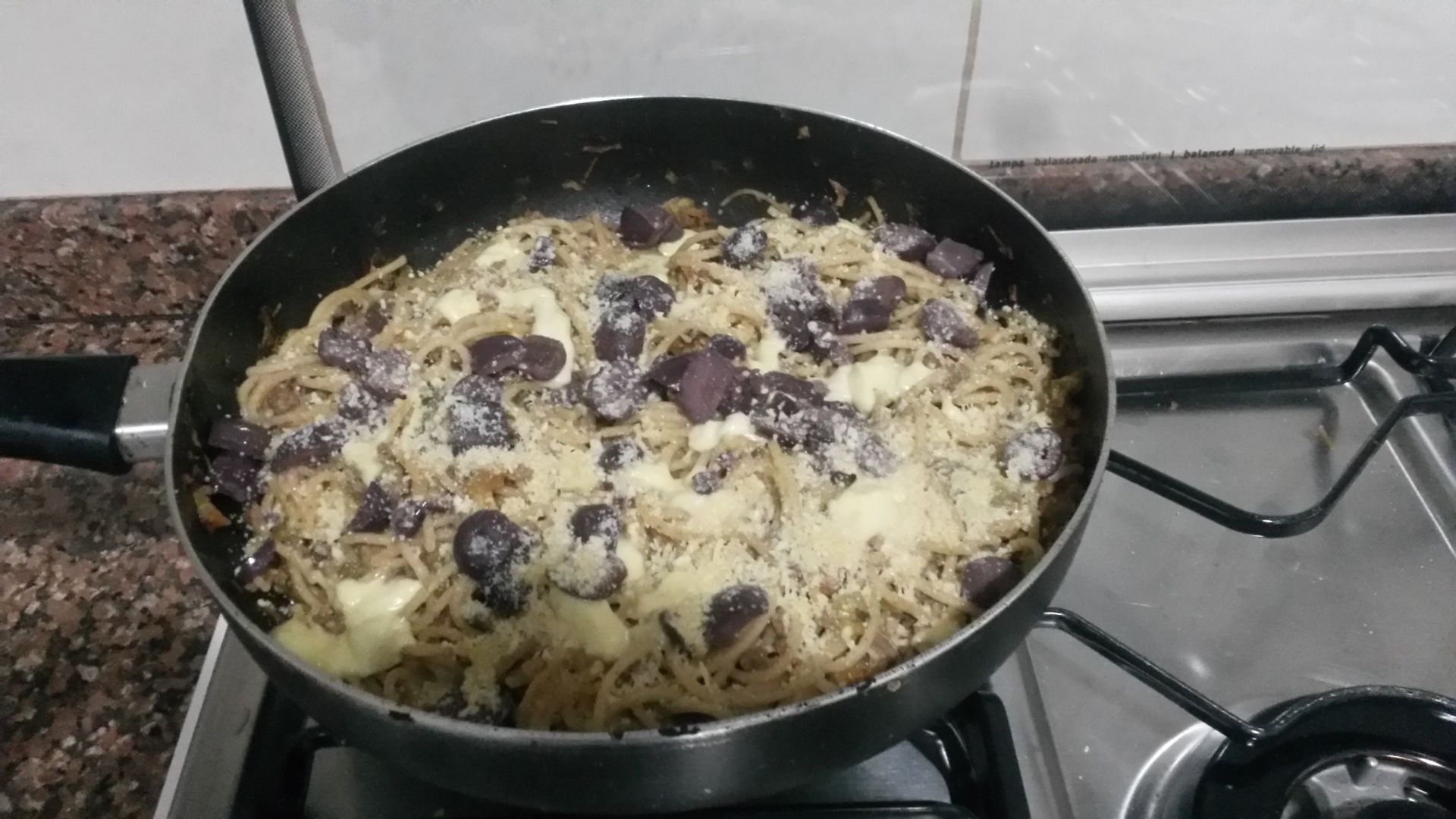 Macarrão integral com legumes e carne