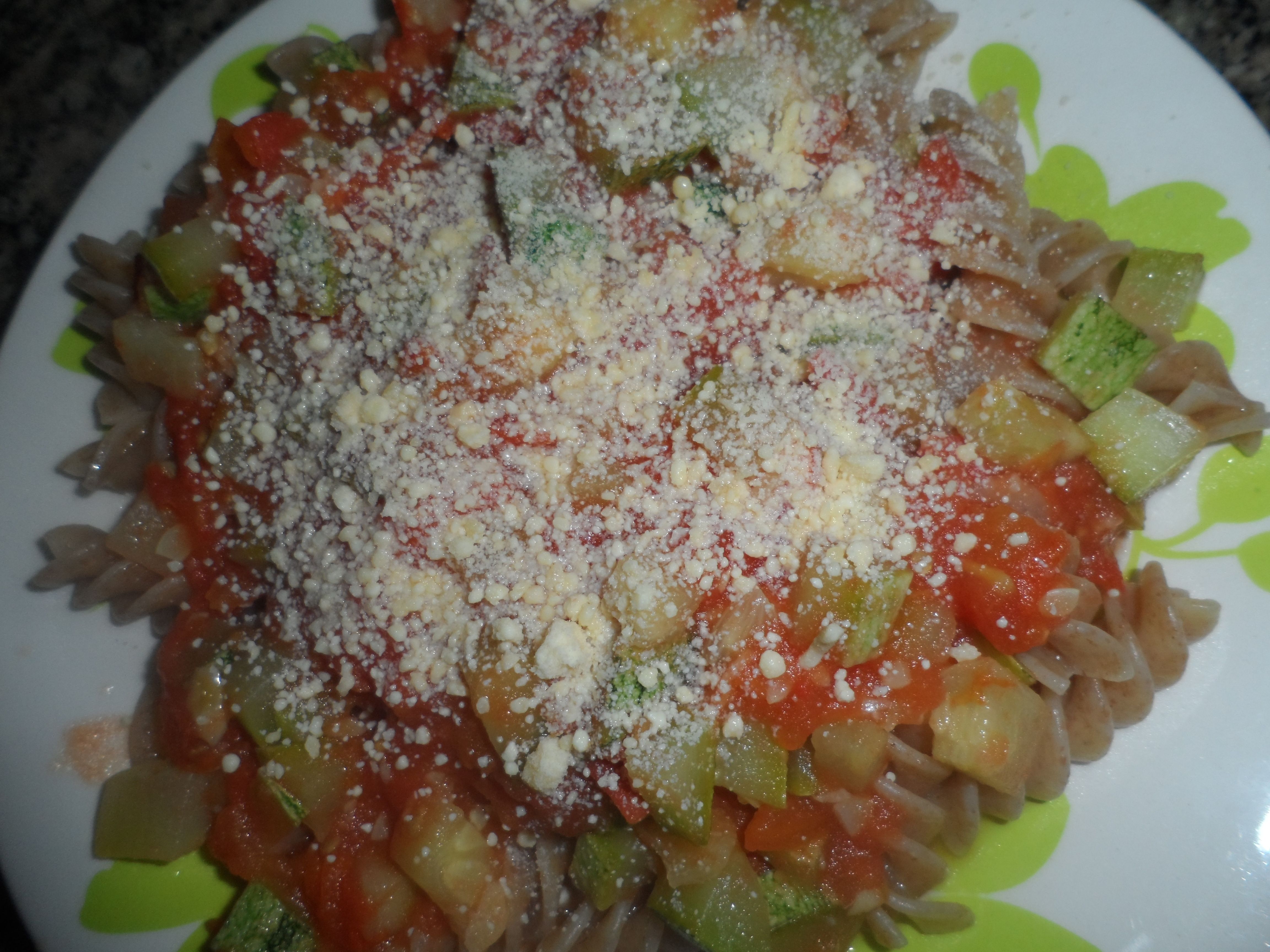 Macarrão integral com tomate e abobrinha