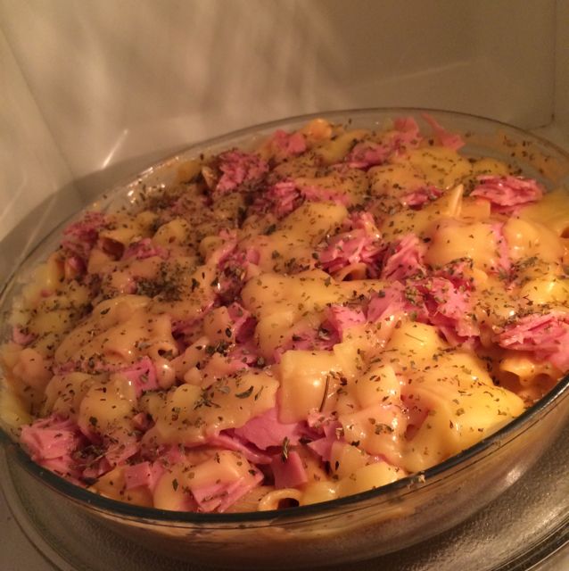 Macarrão penne ao molho branco com queijo e vermelho