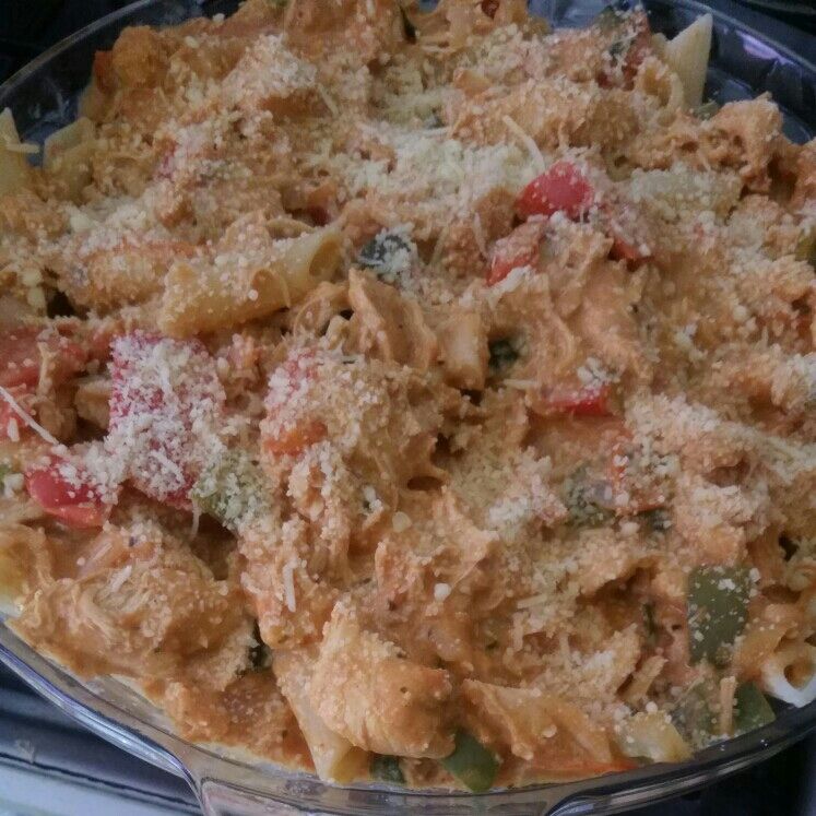 Macarrão penne com frango desfiado