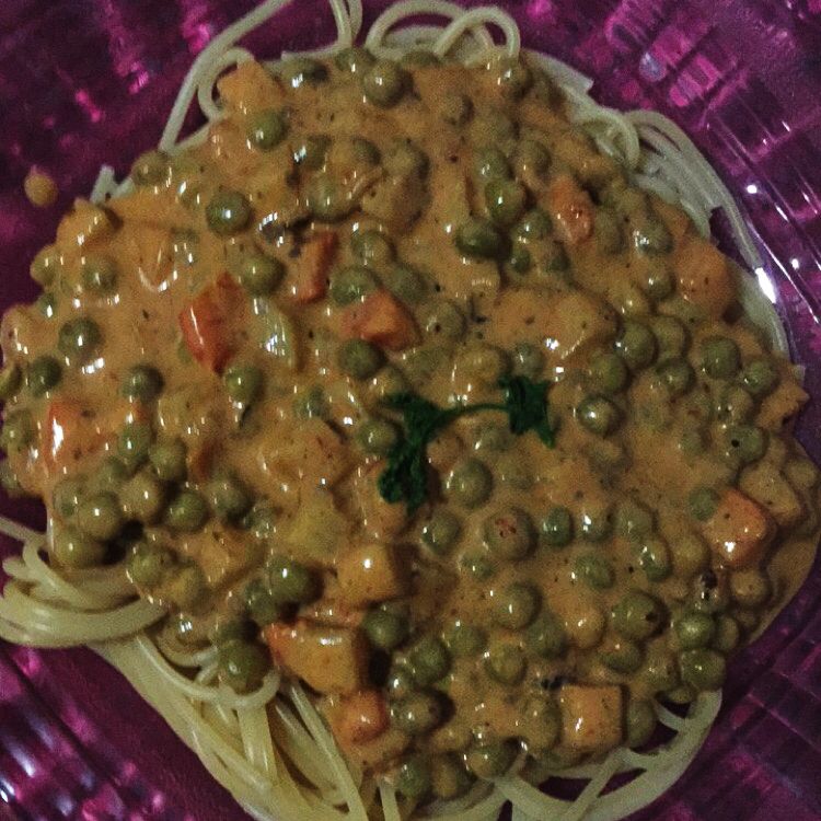 Macarrona de salsicha ao molho de tomate e creme de leite