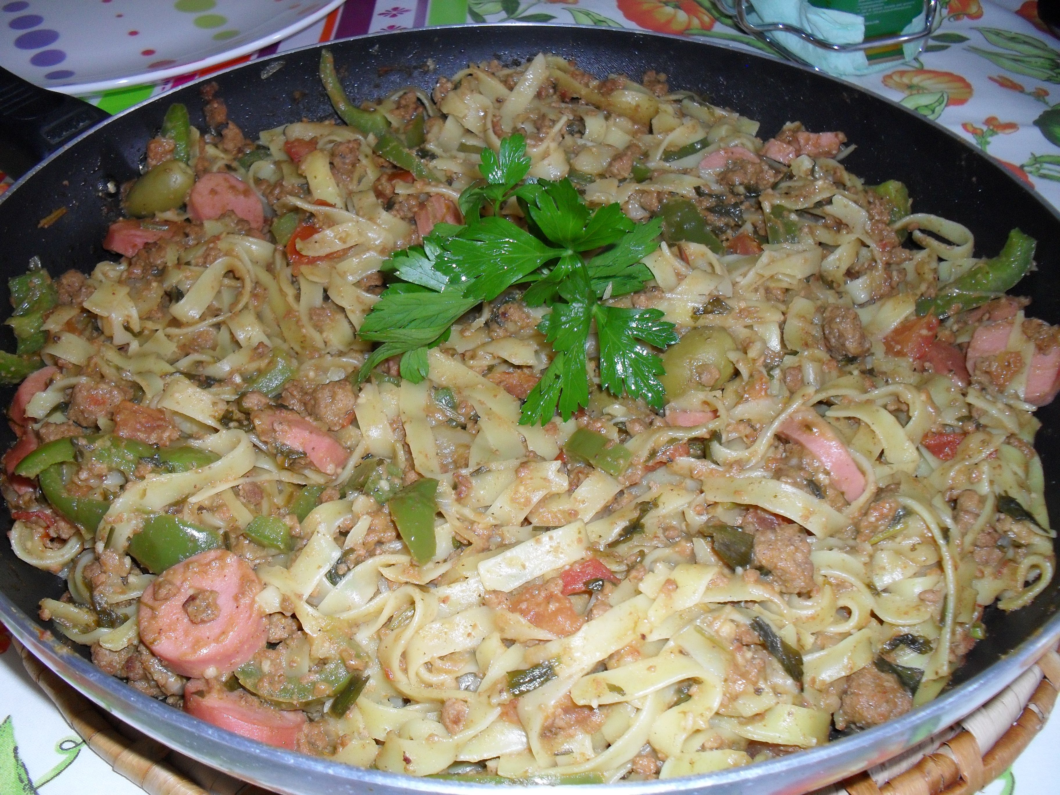 Macarronada com carne moída e salsicha de peru light