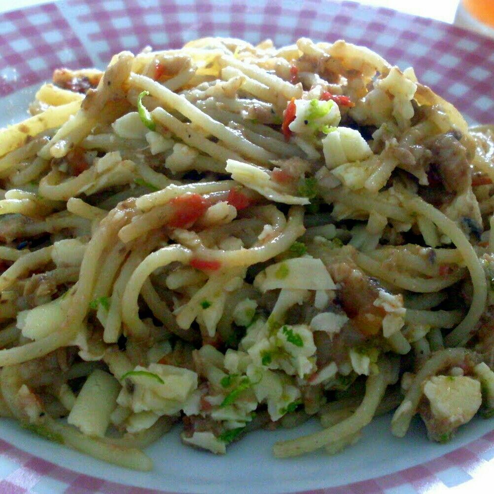 Macarronada de sardinha e ovo cozido