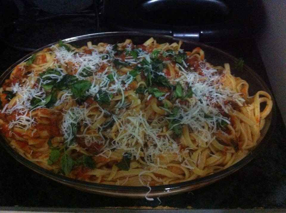 Macarronada italiana com molho de tomate caseiro