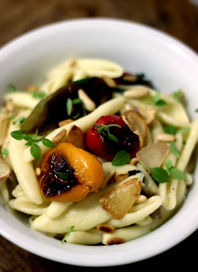 Massa (maccheroni) com mini pimentões e alhos assados ao pesto de manjericão