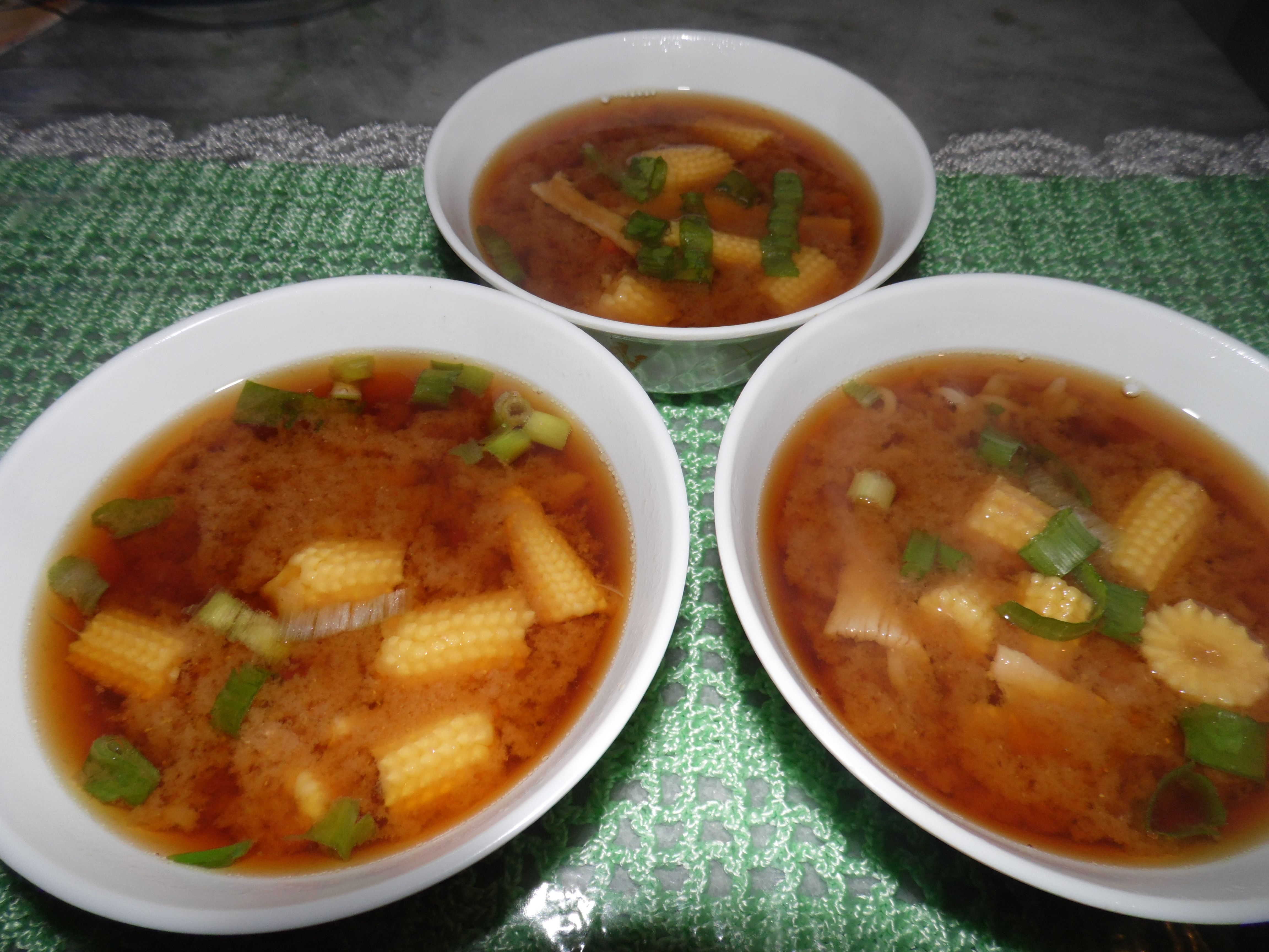 Missoshiro com macarrão instantâneo, kani kama e mini milho