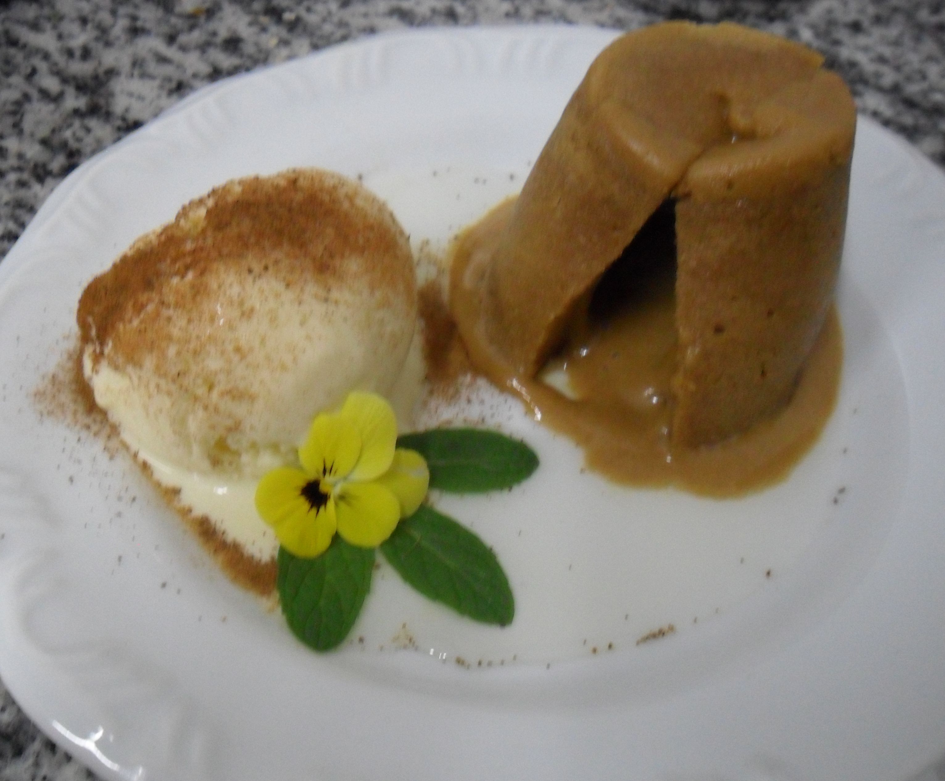 Moelleaux caipira (petit gateau de doce de leite com sorvete de milho verde e canela)